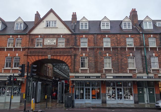 Old Spitalfields は古い建物をリノベしたところ。New Spitalfields とは，一応，別物。