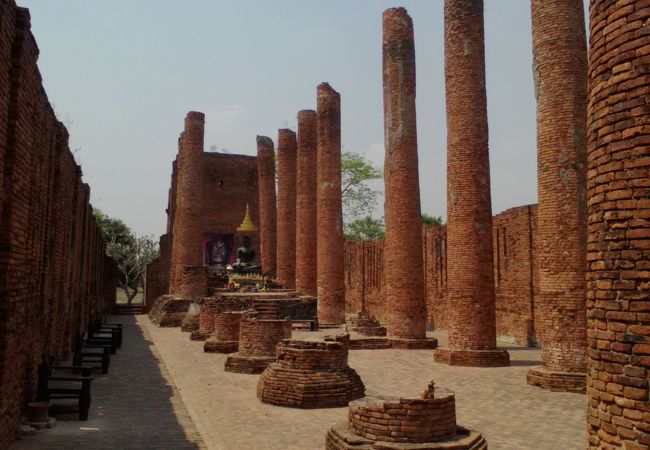 神殿を思わせる巨大な柱