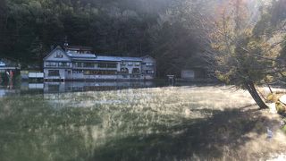幻想的な朝の金鱗湖