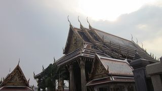 タイの寺院って感じ