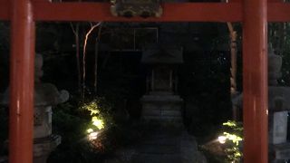 ビルの谷間の神社