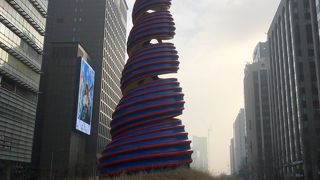 巻き貝のようならせん状のモニュメントがある