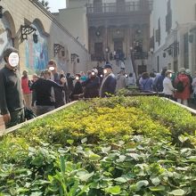 礼拝堂への参道は花が植えられ両脇を進んでいきます