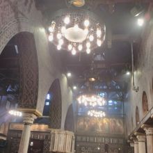 天井がとても高い礼拝堂とステンドグラス。シャンゼリア