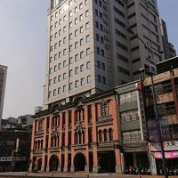 古い建物の上に新しい建物を載せてあるホテル