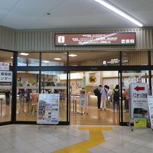 右端が案内所。きっぷうりばの列が減っても人だかり。