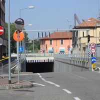 ホテル前の道、こちらへ行き、大きな通りを左へスーパー有