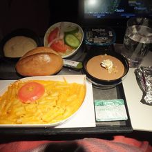 IST-NRT：機内食①　メインはチキンとパスタ。