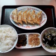 朝食の餃子定食