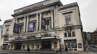 エンパイア シアターという名にふさわしい重厚な建物