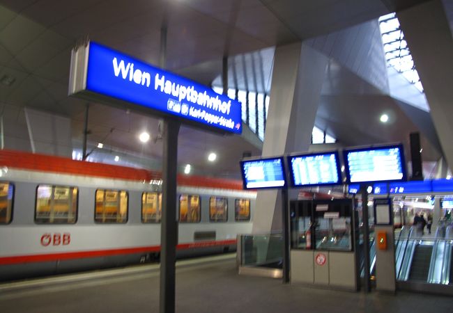 ウィーン中央駅        Wien Hauptbahnhof