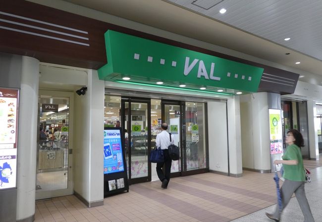 高架下の商店街。案外幅があって広いです。