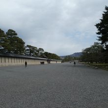 こちらは京都御所の築地塀