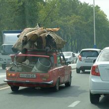 タシケントに出入りする車は多い上に、運転はアグレッシブ。