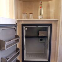 小さい冷蔵庫あり。ミネラルウォーター1本がフリー