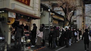行列のできる焼き鳥屋さん