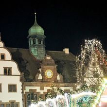 市庁舎前の広場のクリスマス・マーケットが一番大きい
