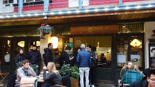 Kingly Court （Carnaby Street の一角）にある人気店。いつも人でいっぱいです。