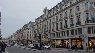 ロンドンを代表するショッピング・ストリート。道幅が広すぎるのが玉に瑕かな。
