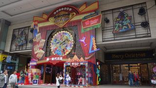 庶民的で気軽に入れる雰囲気のデパート