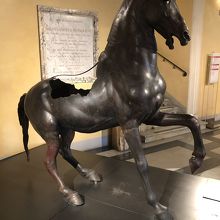 馬の像…腰の辺りが少し壊れている