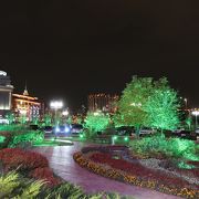 光り輝く夜の広場