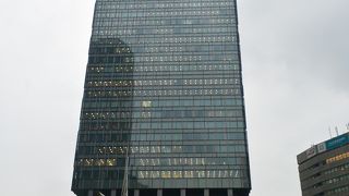 旧大名古屋ビルヂングの形状を残す。