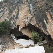 大きく切り開かれた洞窟内に、人々の願いがこめられた４０００体の仏像が祈願のため安置されています。