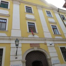 入口のアーチがいい雰囲気です