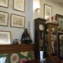 確かに画廊風な店内