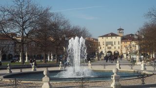 楕円形の美しい公園