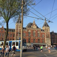 ホテルはアムステルダム中央駅の向かい側です。