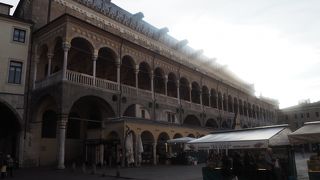 中世の繁栄を示す建物