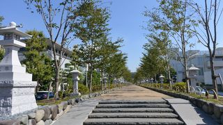 周囲より一段高くなっている参道