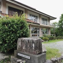 金峯山寺の門前にある