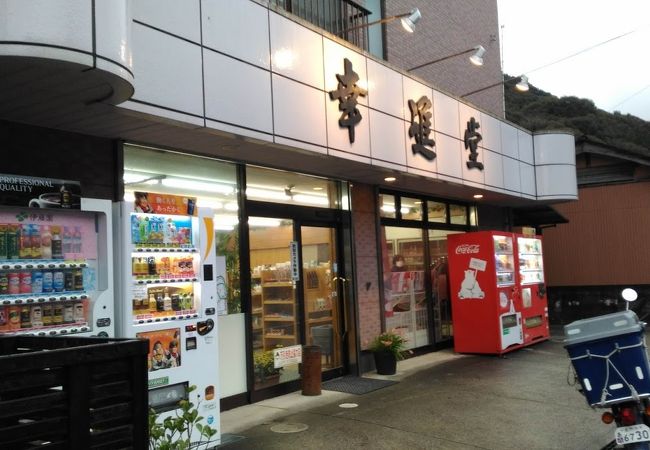 自家製ワッフルがあるコンビニ風の店