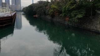浜離宮恩賜庭園に沿う川