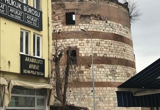 かなり古ぼけた煉瓦建ての円筒形の建物