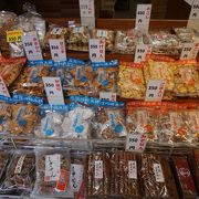 看板商品は、だるま煎餅