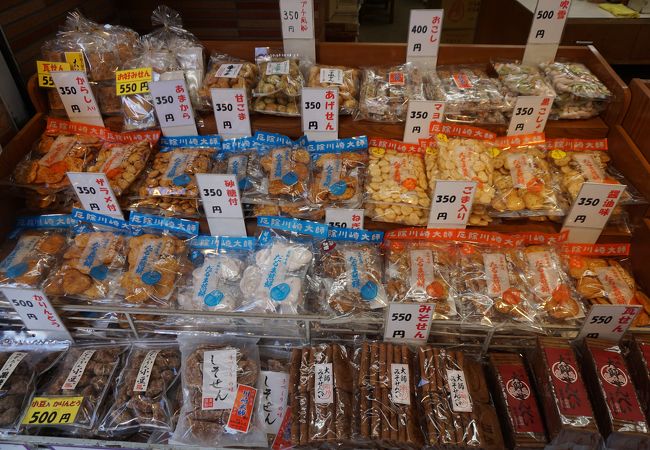 看板商品は、だるま煎餅