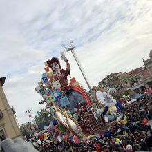 大きな人形登場