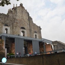 裏側は映画のセットの張りぼてのような感じを受けます。