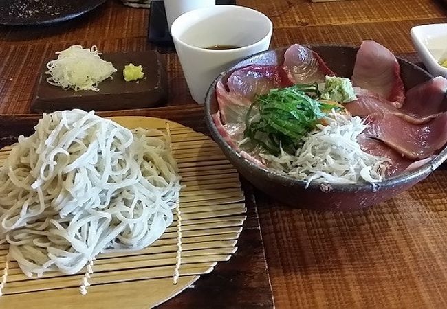 蕎麦と海鮮が楽しめます