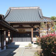 大きな本堂と庫裡のみのお寺