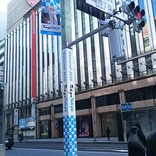 街灯のポールもブルーホワイト！