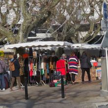 シャルルドゴール自由広場があります