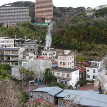 あちこちの温泉櫓から、湯けむりがモクモクしています