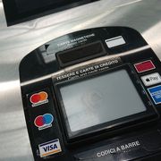 非接触型クレジットカードで乗車出来ます。