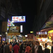 通りにお店が並ぶ