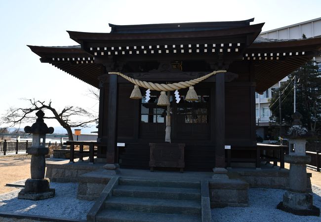 阿武隈河畔に建つ板倉神社